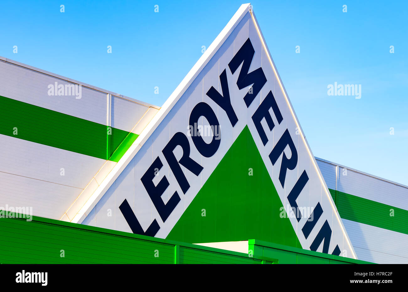Leroy Merlin marchio contro il cielo blu Foto Stock