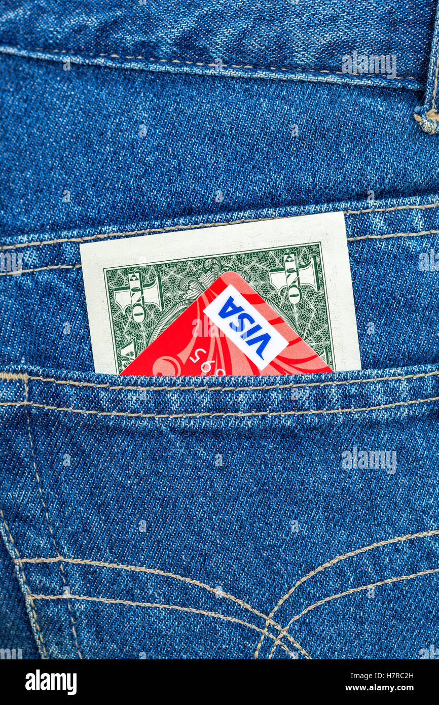 Un dollaro statunitense e la carta di credito Visa fuori del blue jeans pocket Foto Stock