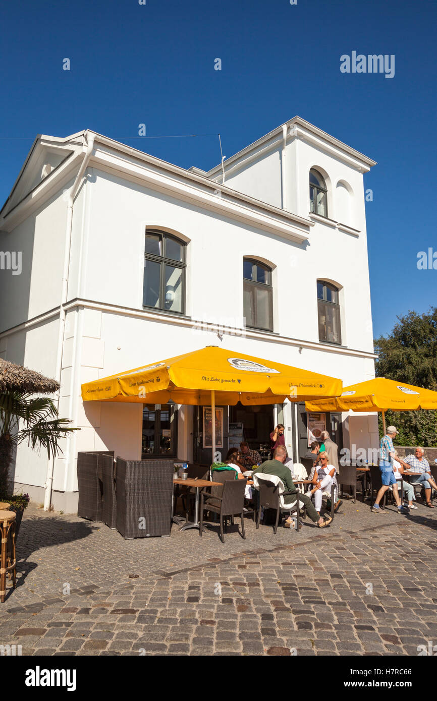 I turisti pasti fuori Lotsenhaus Backstube" Cafe, Am Strom, Warnemunde, Germania Foto Stock