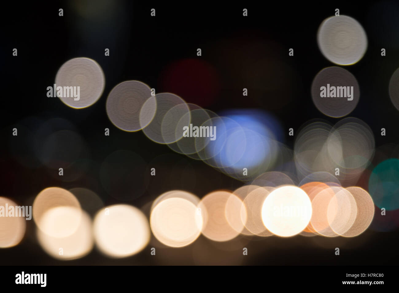 Luci della città defocalizzata, abstract scena notturna. Foto Stock