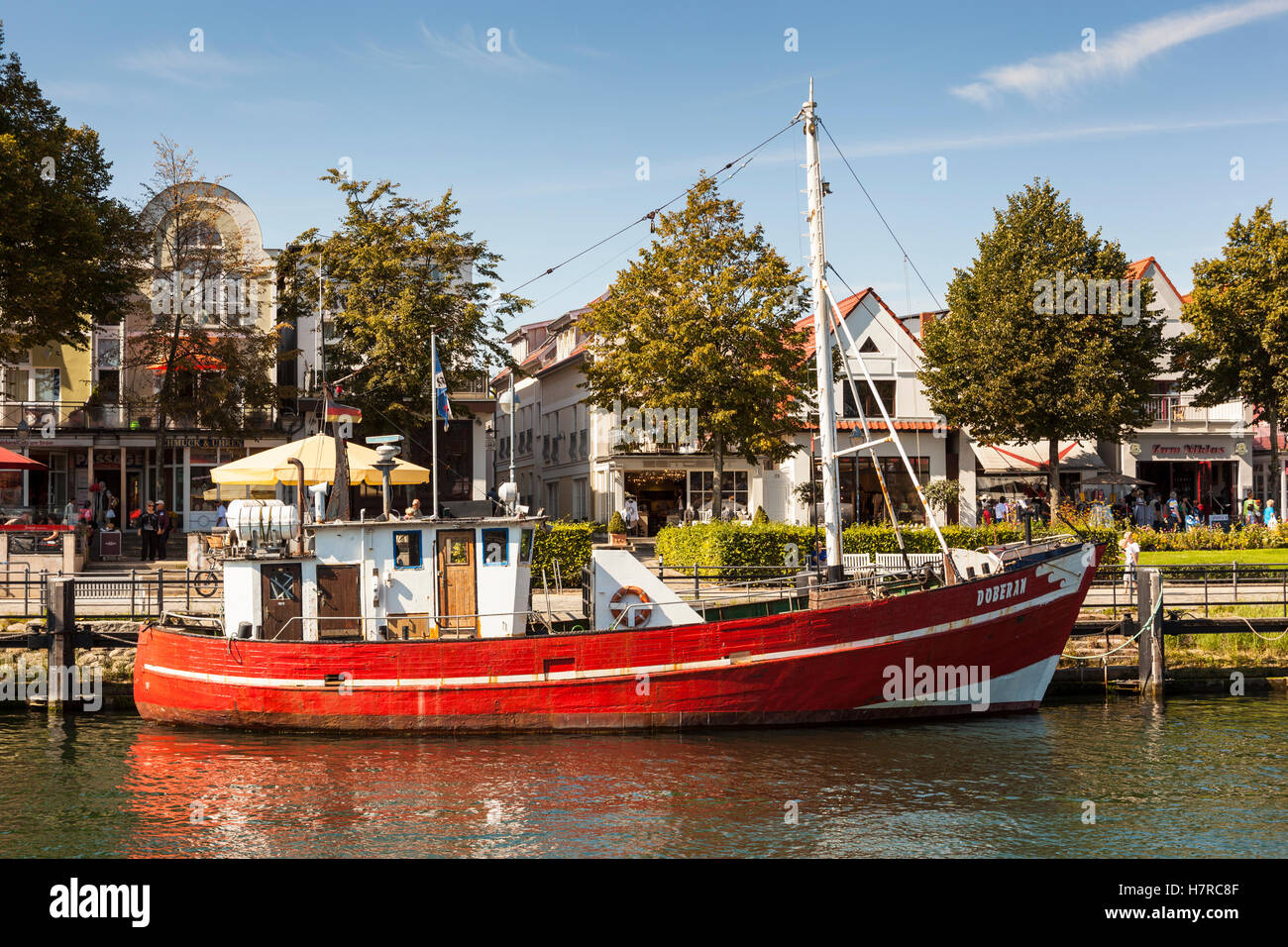 Barca da pesca, il Doberan, Alter Strom Canal, e Am Strom Street, Warnemunde, Germania Foto Stock