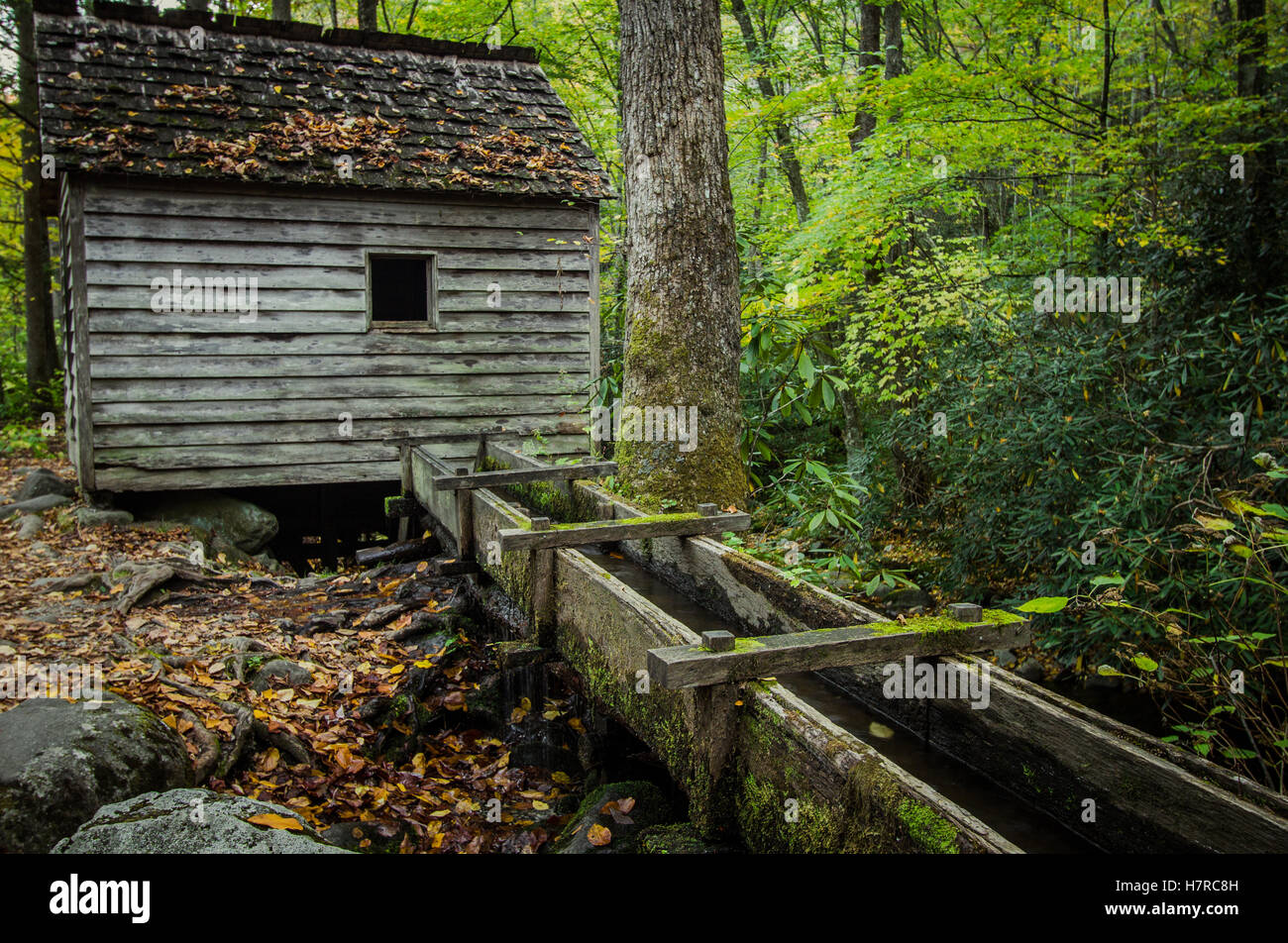 Il Vecchio Mulino. Piccolo Mulino storico sul ciglio della strada a Gatlinburg, Tennessee sulla Roaring Fork Motor Sentiero Natura. Foto Stock