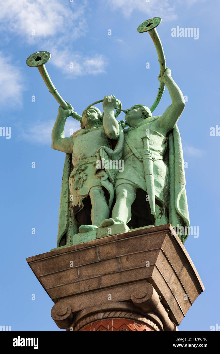 Il clacson soffianti statua, anche Lur e soffianti di Lure, Lurblaeserne, Radhuspladsen, Copenhagen, Danimarca Foto Stock