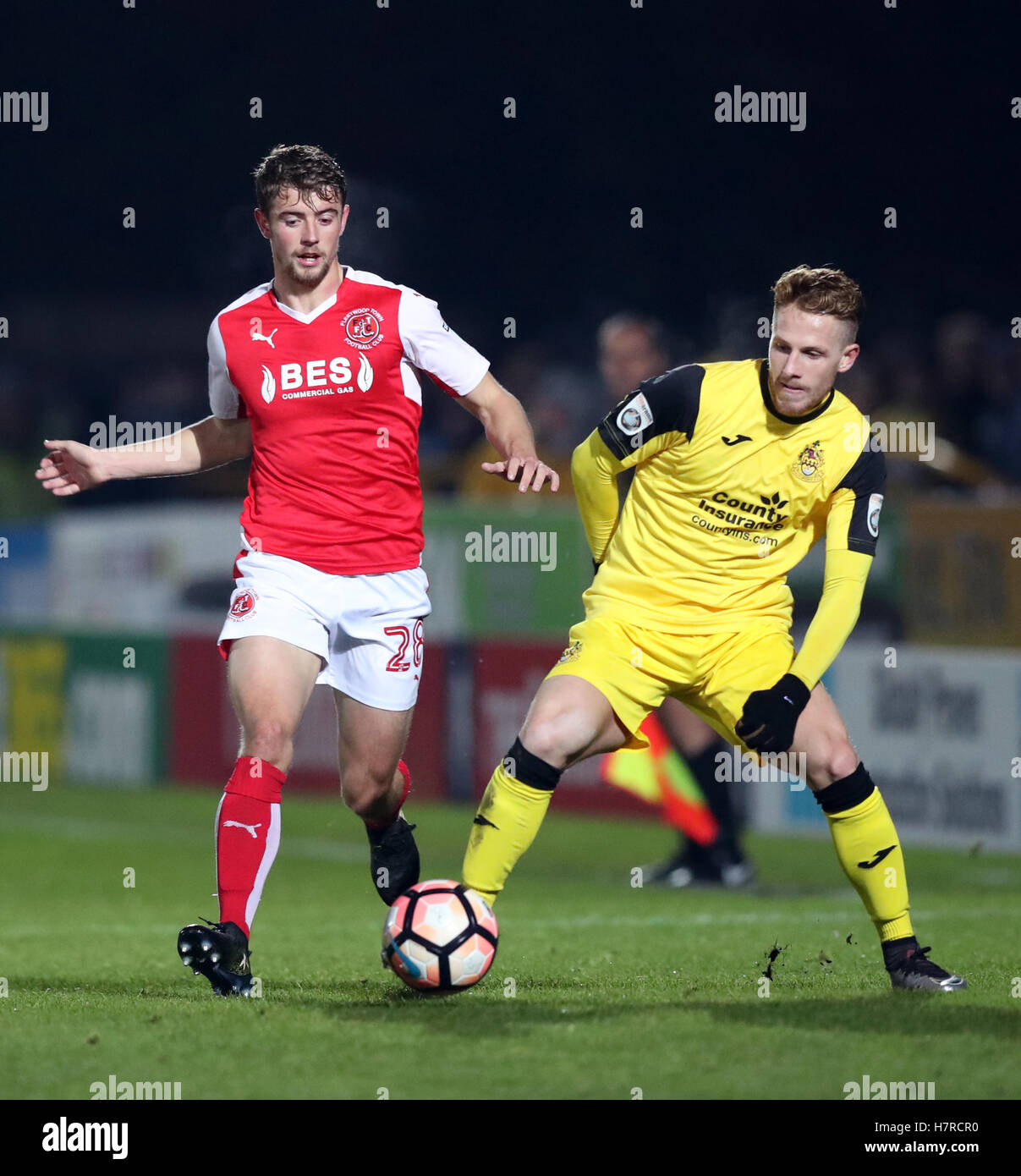 Southport James Caton (destra) e Fleetwood Town Jack Sowerby battaglia per la sfera durante la Emirates FA Cup, primo round in abbinamento alla Comunità Merseyrail Stadium, Southport. Foto Stock