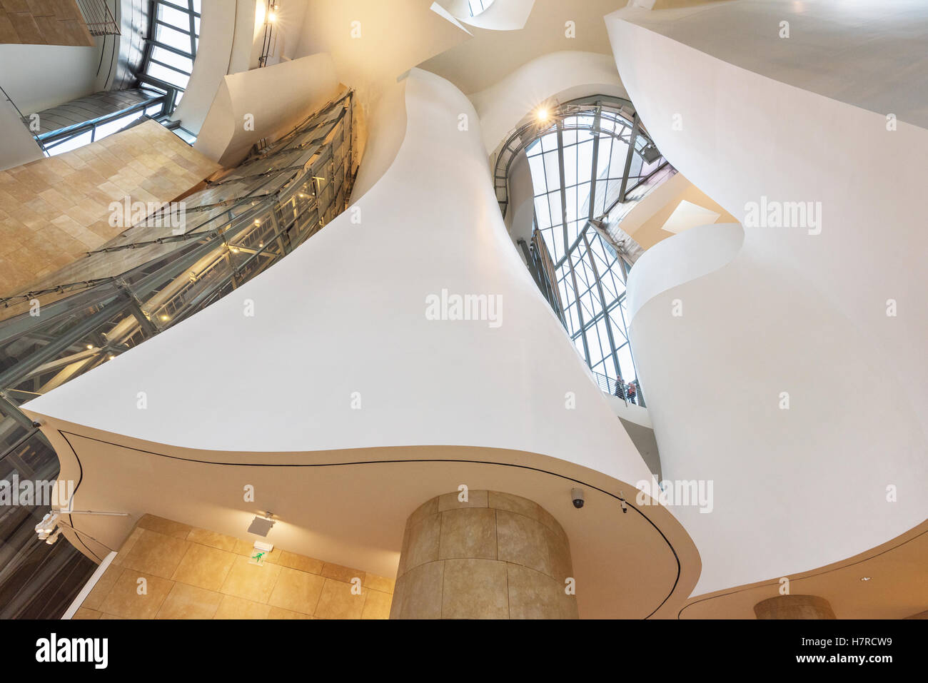 BILBAO, Spagna - 16 ottobre: Interno del Museo Guggenheim il 16 ottobre 2016 a Bilbao, Spagna. è uno dei più importanti mus Foto Stock