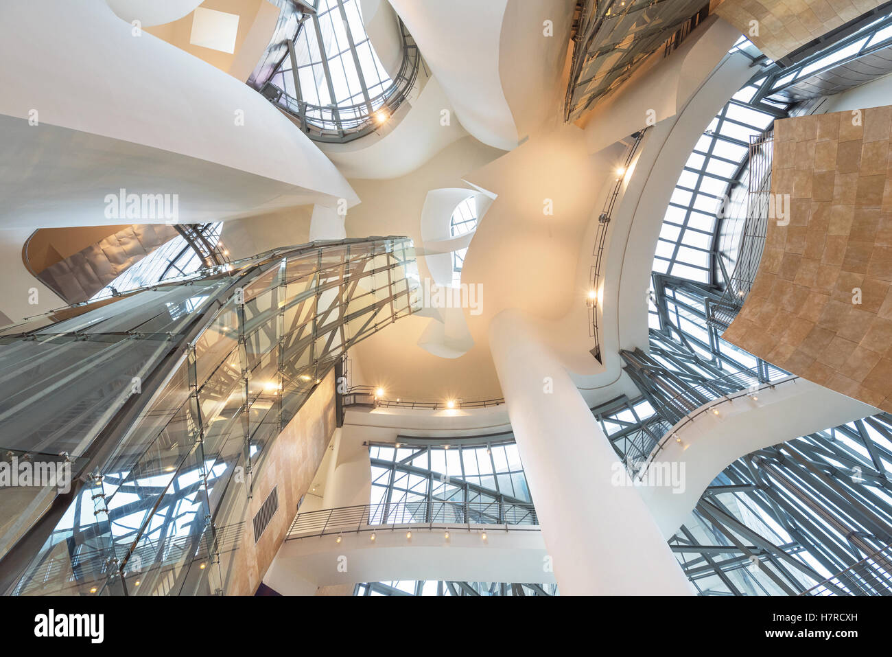 BILBAO, Spagna - 16 ottobre: Interno del Museo Guggenheim il 16 ottobre 2016 a Bilbao, Spagna. è uno dei più importanti mus Foto Stock