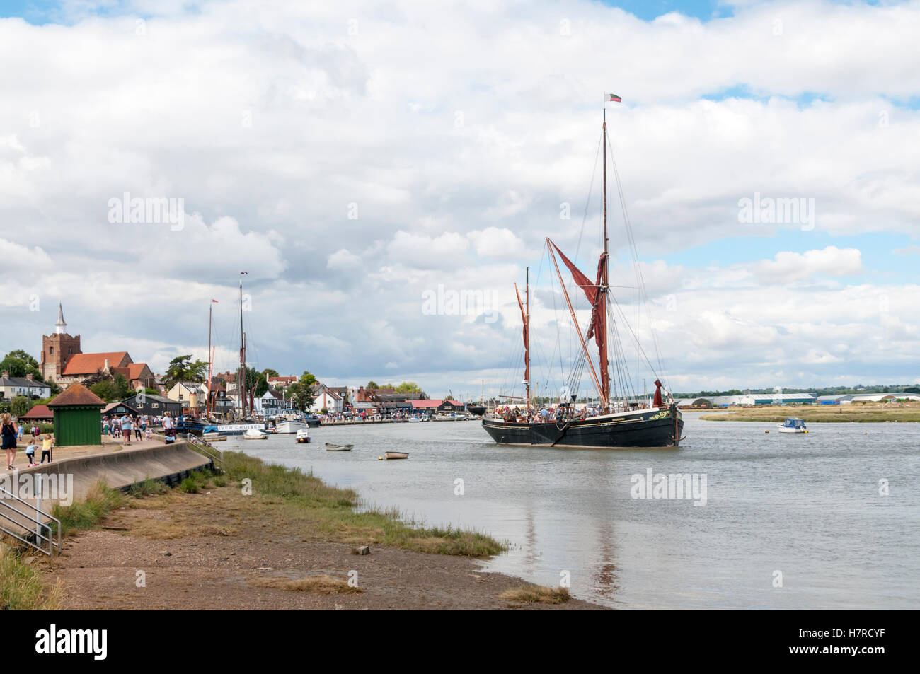 Il Tamigi chiatta a vela SB idrogeno lasciando Hythe Quay a Maldon sul Blackwater Estuary, Essex. Foto Stock