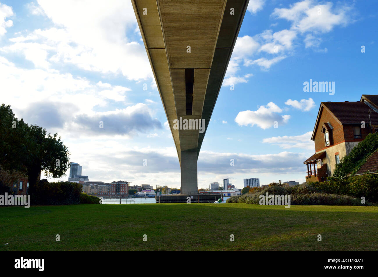 L'Itchen ponte a pedaggio in Southampton dal di sotto, fotografia scattata a Woolston 2016. Foto Stock