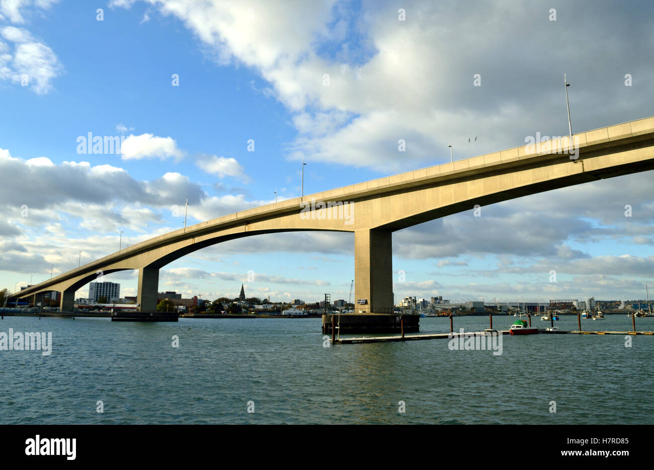 L'Itchen ponte in Southampton (UK) visto da di Woolston che è stato costruito nel 1977. Foto Stock
