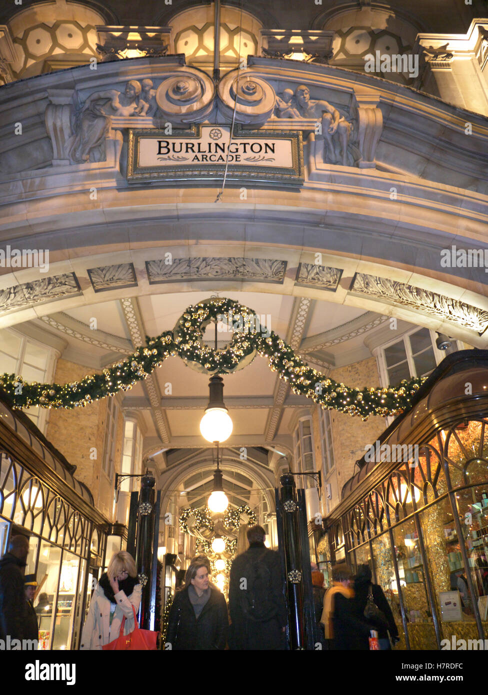 Burlington lusso tradizionale Londra shopping arcade ingresso occupato in Piccadilly con luci e decorazioni natalizie al crepuscolo Foto Stock