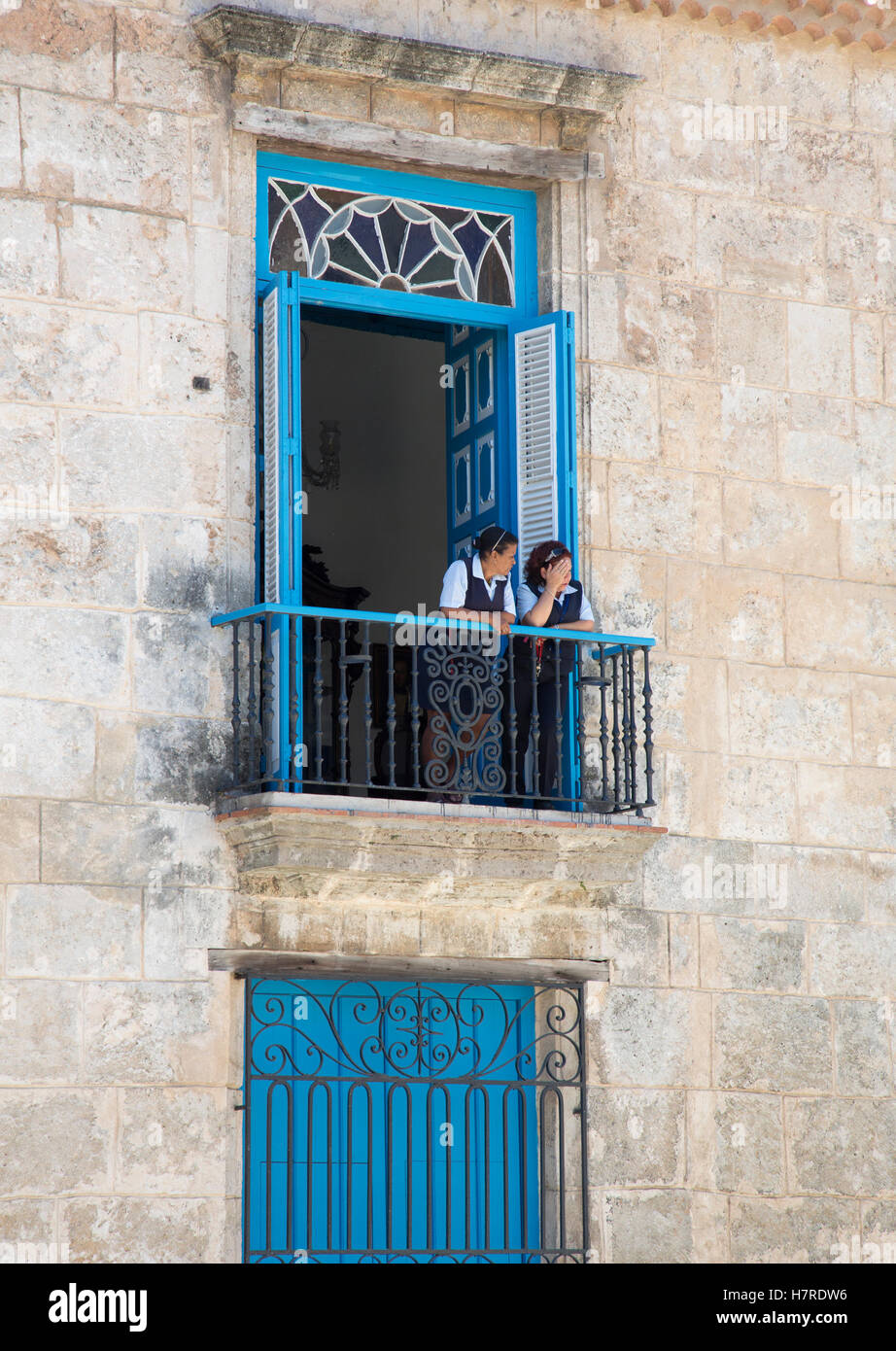 Due donne in piedi su un balcone a L'Avana, Cuba Foto Stock