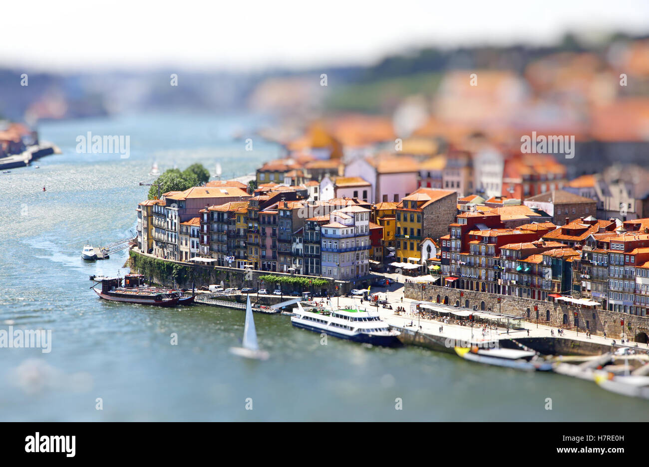 Vista aerea del vecchio centro della città di Porto e il fiume Douro, Portogallo. Tilt-shift Effetto Miniatura Foto Stock