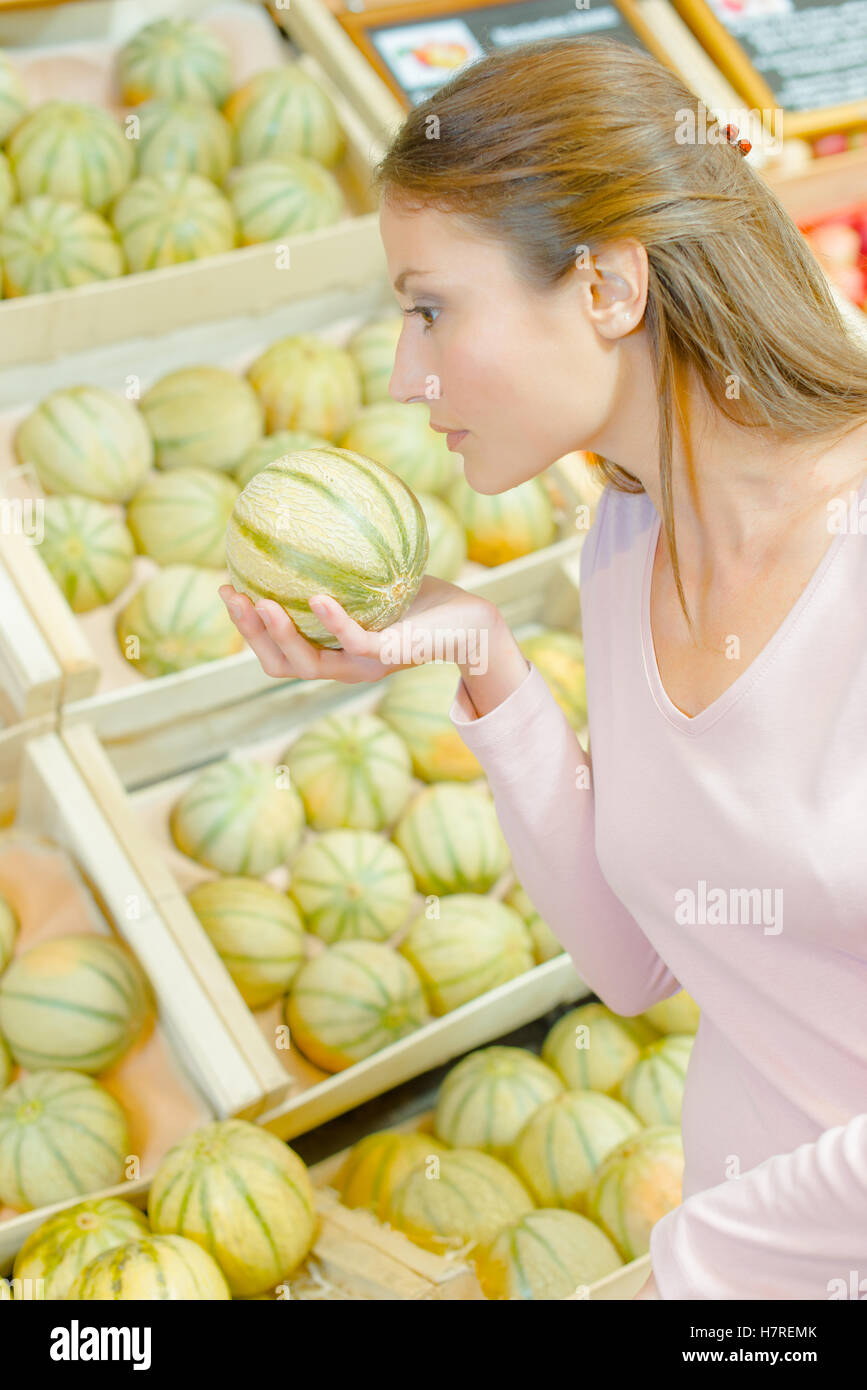 Donna con melone Foto Stock