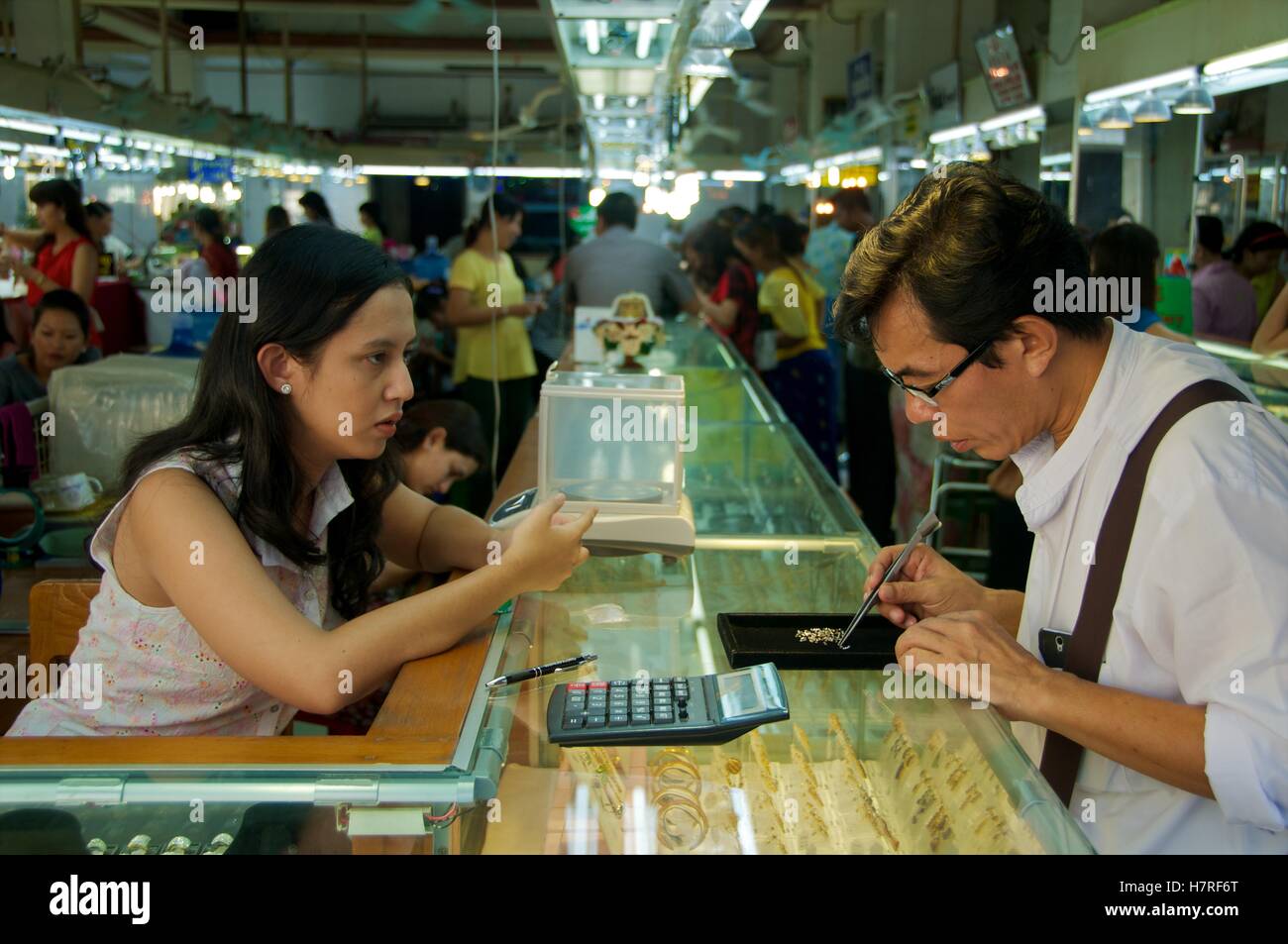 Yangon, Myanmar - 11 novembre 2014. Concessionario Gem e acquirente parlando business in Bogyoke Aung San Market. Foto Stock