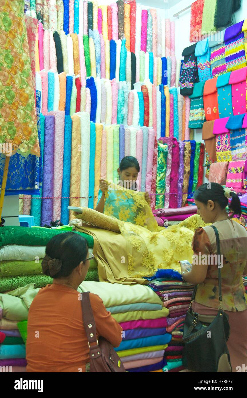 Yangon, Myanmar - 11 novembre 2014. Acquisto e vendita di materiale nel Bogyoke Aung San Market. Foto Stock
