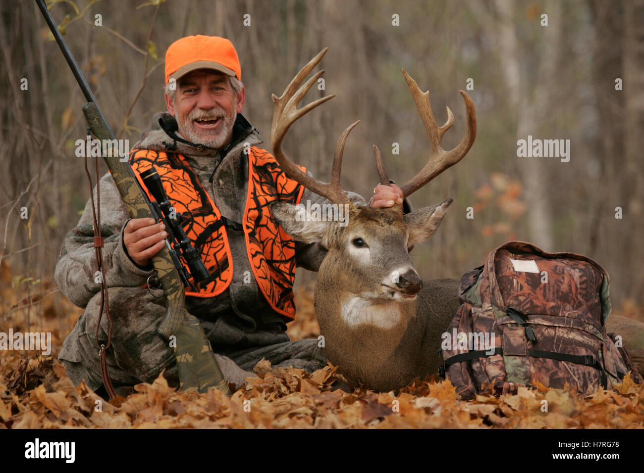 Cacciatore dei cervi con morti Deer Foto Stock