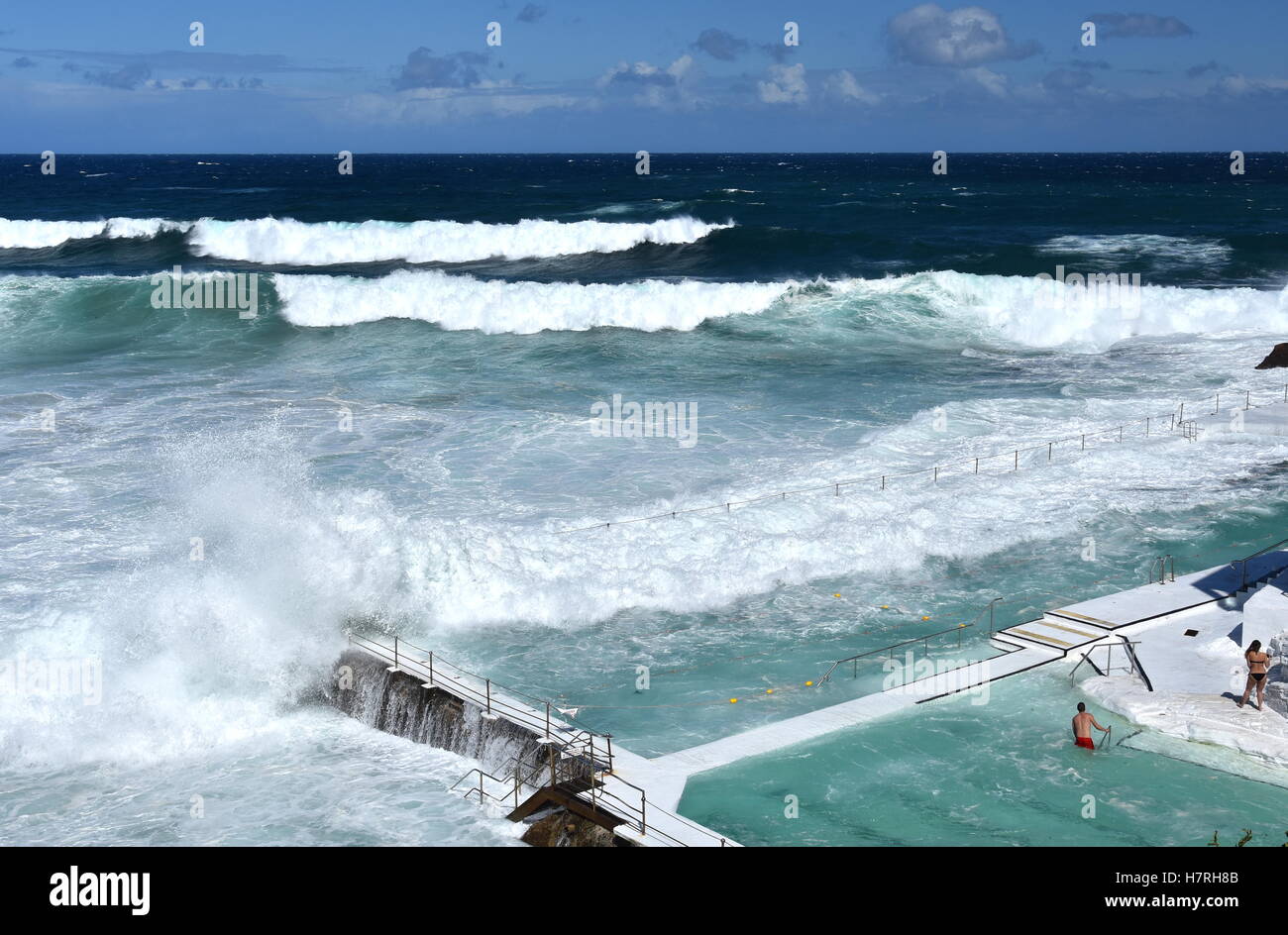 Bondi Iceberg di piscine con vista oceano a marea alta. Grande marea a Bondi Beach, onde riempire gli iceberg Club piscina. Foto Stock