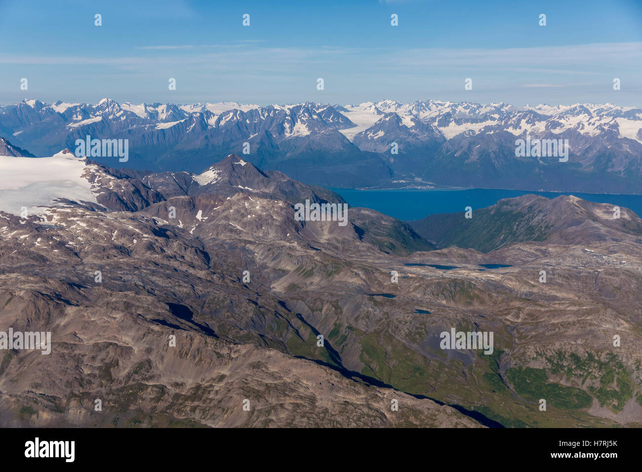 Vista aerea di Seward e Risurrezione Bay in una limpida giornata estiva, montagne in primo piano e sullo sfondo, Penisola di Kenai, sud-centrale di Alaska Foto Stock
