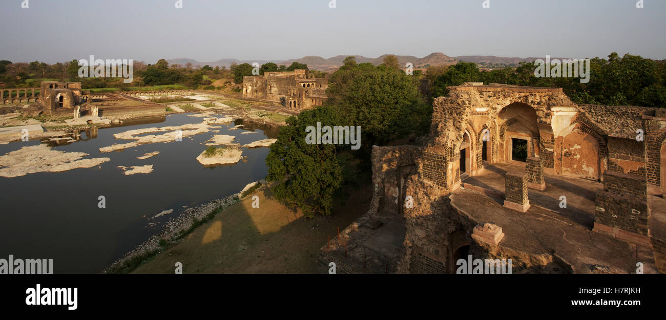 Il Jahats Mahal Palace nella città deserta di Mandu Foto Stock