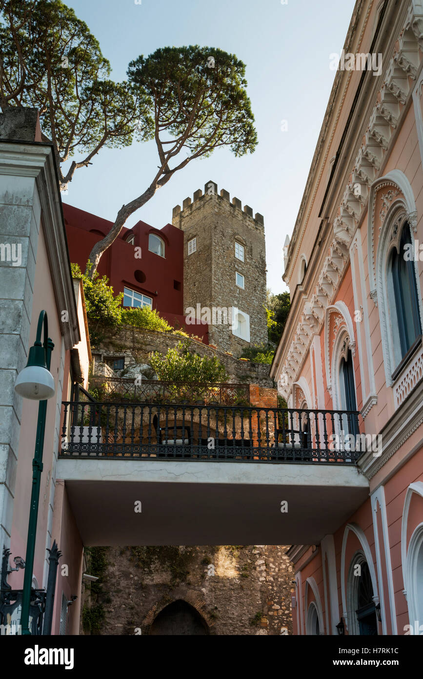 Angolo basso in prospettiva di una passerella tra gli edifici con facciata unica; Capri, Campania, Italia Foto Stock