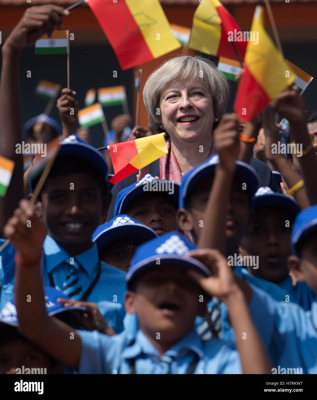 Il primo ministro Theresa Maggio orologi un flypast dalla forza aerea indiana con gli alunni al governo Stonehill Scuola primaria come arriva a Bangalore il giorno finale di una tre giorni di missione commerciale destinato a spianare la strada per chiudere i legami commerciali con il sud gigante asiatico dopo Brexit. Foto Stock