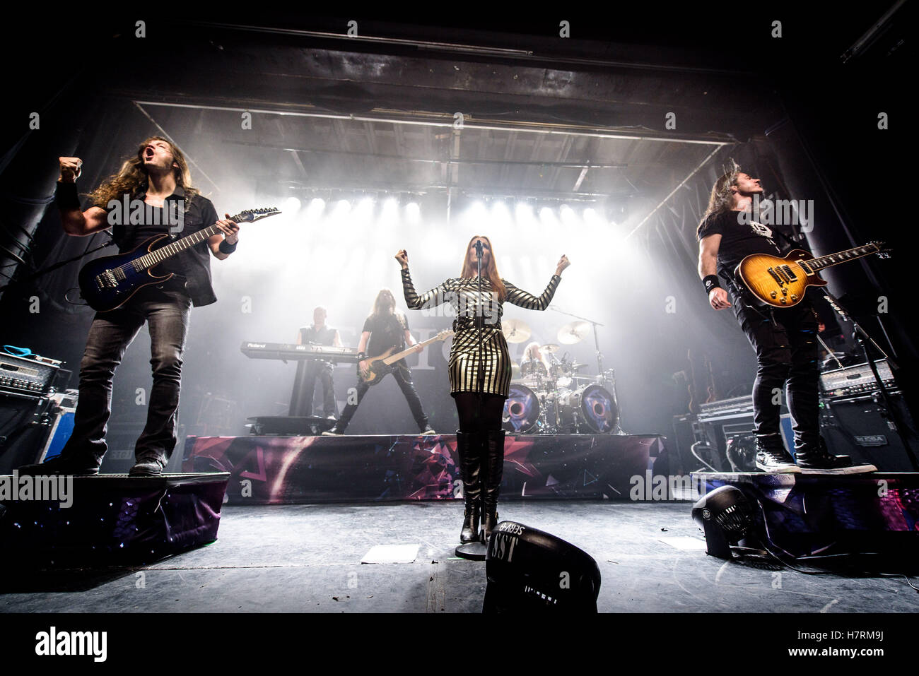 Toronto, Ontario, Canada. 6 Nov, 2016. Olandese symphonic metal band Epica eseguita presso il concerto di Phoenix Theatre di Toronto. I membri della band: MARK JANSEN, COEN JANSSEN, SIMONE SIMONS, ARIÃ'N VAN WEESENBEEK, ISAAC DELAHAYE, ROB VAN DER LOO © Igor Vidyashev/ZUMA filo/Alamy Live News Foto Stock