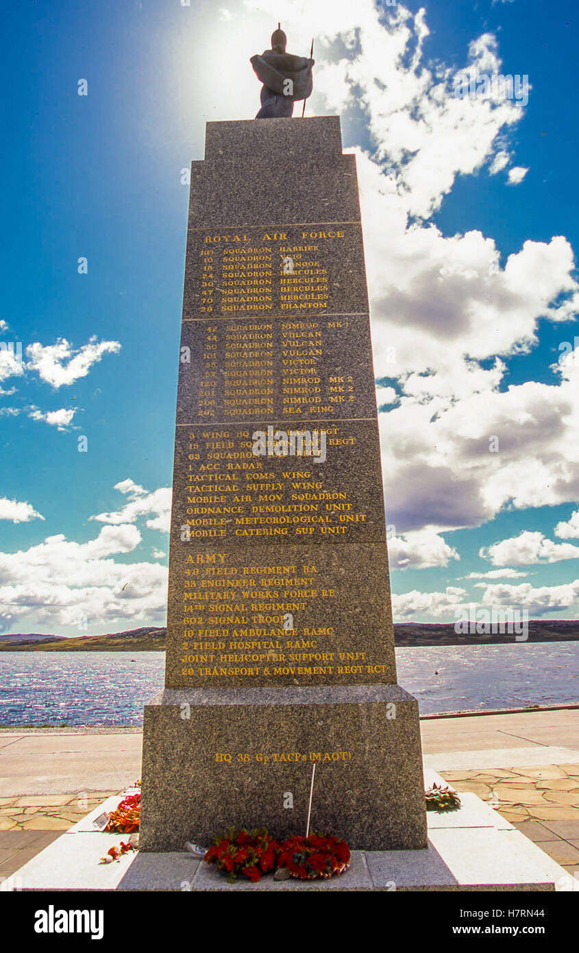 Port Stanley nelle isole Falkland. 7 febbraio, 2003. Statua di Britannia in cima al monumento commemorativo in Port Stanley, capitale delle Isole Falkland, eretta dagli isolani per commemorare la loro liberazione nella breve guerra non dichiarata tra Argentina e Gran Bretagna nel 1982 per il controllo delle Isole Falkland © Arnold Drapkin/ZUMA filo/Alamy Live News Foto Stock