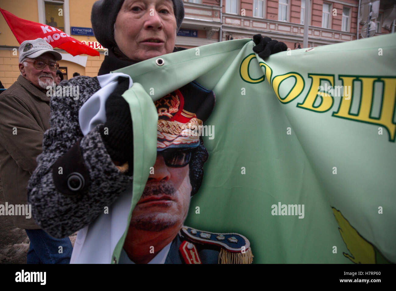 Mosca, Russia. 07 Nov, 2016 Partito dei Comunisti sostenitori si radunano per contrassegnare la 99th anniversario del 1917 rivoluzione bolscevica nelle vie centrali di Mosca Credito: Nikolay Vinokurov/Alamy Live News Foto Stock