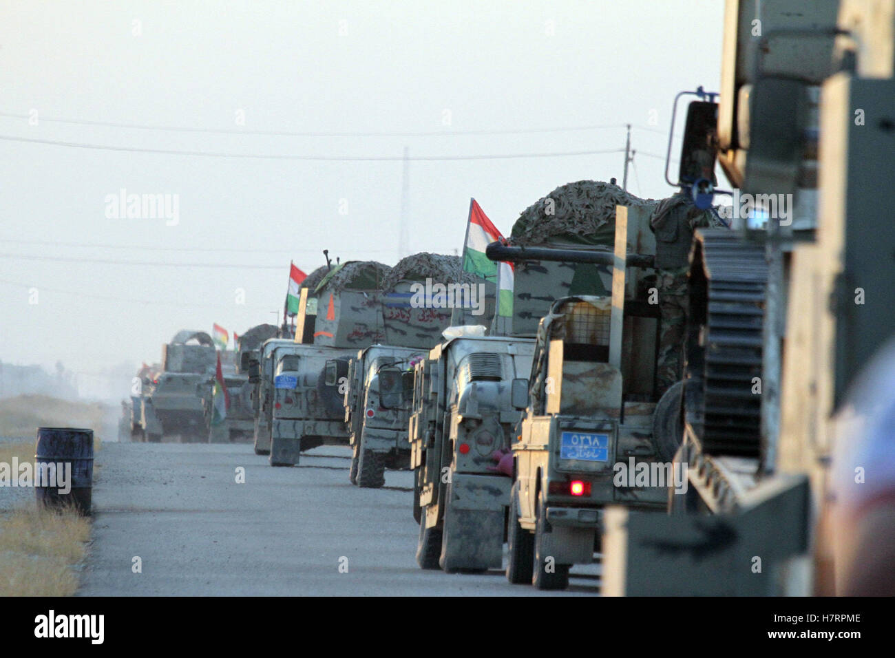 Bashiqah, Iraq. 7 Novembre, 2016. Curda le forze di sicurezza, noto come Peshmerga, assemblare al di fuori della città di Bashiqah, 30 km a nord-est di Mosul, Iraq, su nov. 7, 2016. Curda le forze di sicurezza, noto come Peshmerga, liberati lunedì una città da uno Stato islamico (SI) militanti nei pressi della città di Mosul, una sicurezza curda detta sorgente. Le forze Peshmerga, sostenuta dagli Stati Uniti Credito: Xinhua/Alamy Live News Foto Stock