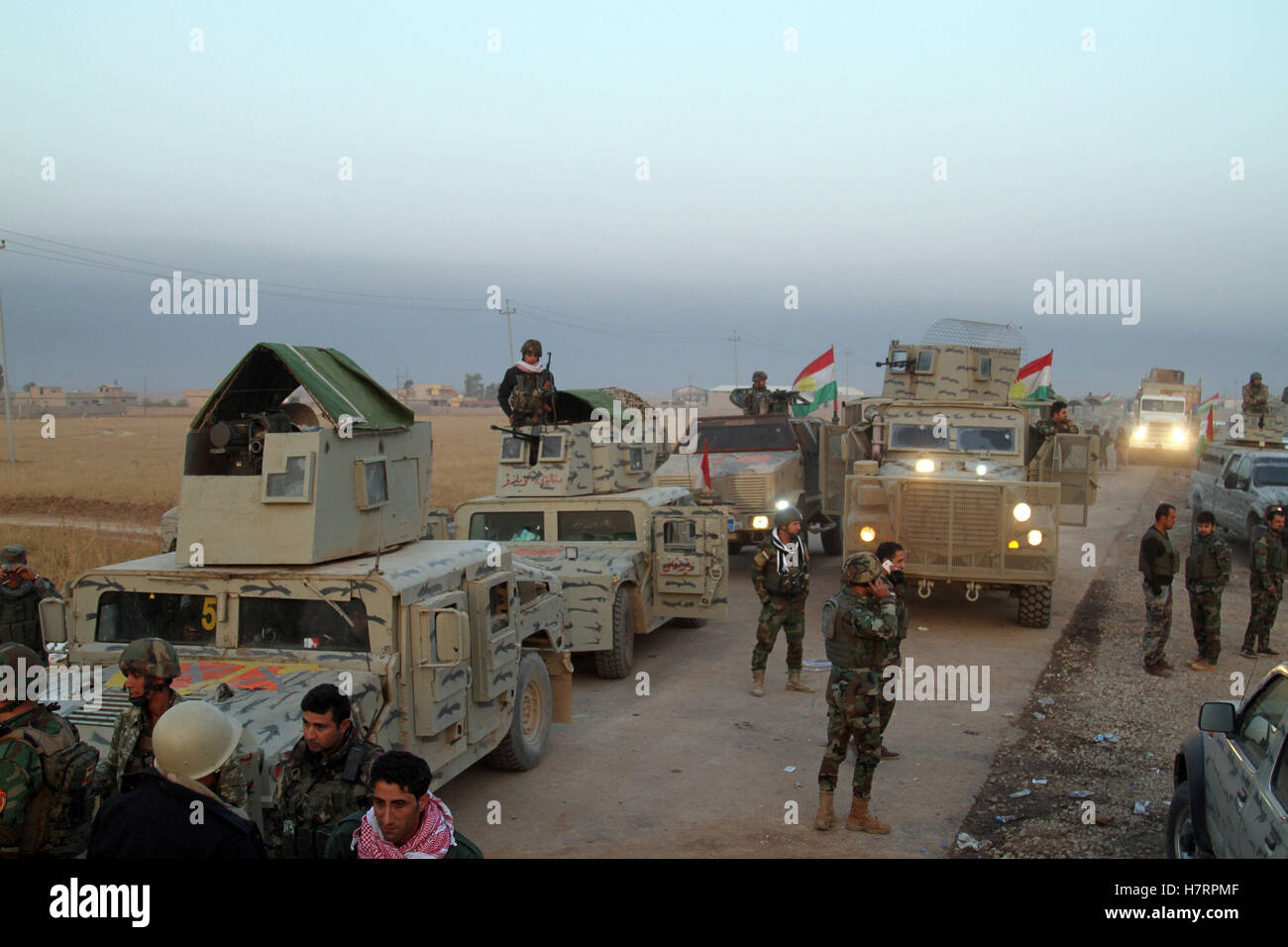 Bashiqah, Iraq. 7 Novembre, 2016. Curda le forze di sicurezza, noto come Peshmerga, assemblare al di fuori della città di Bashiqah, 30 km a nord-est di Mosul, Iraq, su nov. 7, 2016. Curda le forze di sicurezza, noto come Peshmerga, liberati lunedì una città da uno Stato islamico (SI) militanti nei pressi della città di Mosul, una sicurezza curda detta sorgente. Le forze Peshmerga, sostenuta dagli Stati Uniti Credito: Xinhua/Alamy Live News Foto Stock