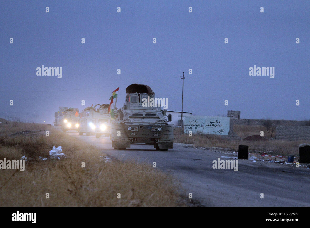 Bashiqah, Iraq. 7 Novembre, 2016. Curda le forze di sicurezza, noto come Peshmerga, assemblare al di fuori della città di Bashiqah, 30 km a nord-est di Mosul, Iraq, su nov. 7, 2016. Curda le forze di sicurezza, noto come Peshmerga, liberati lunedì una città da uno Stato islamico (SI) militanti nei pressi della città di Mosul, una sicurezza curda detta sorgente. Le forze Peshmerga, sostenuta dagli Stati Uniti Credito: Xinhua/Alamy Live News Foto Stock