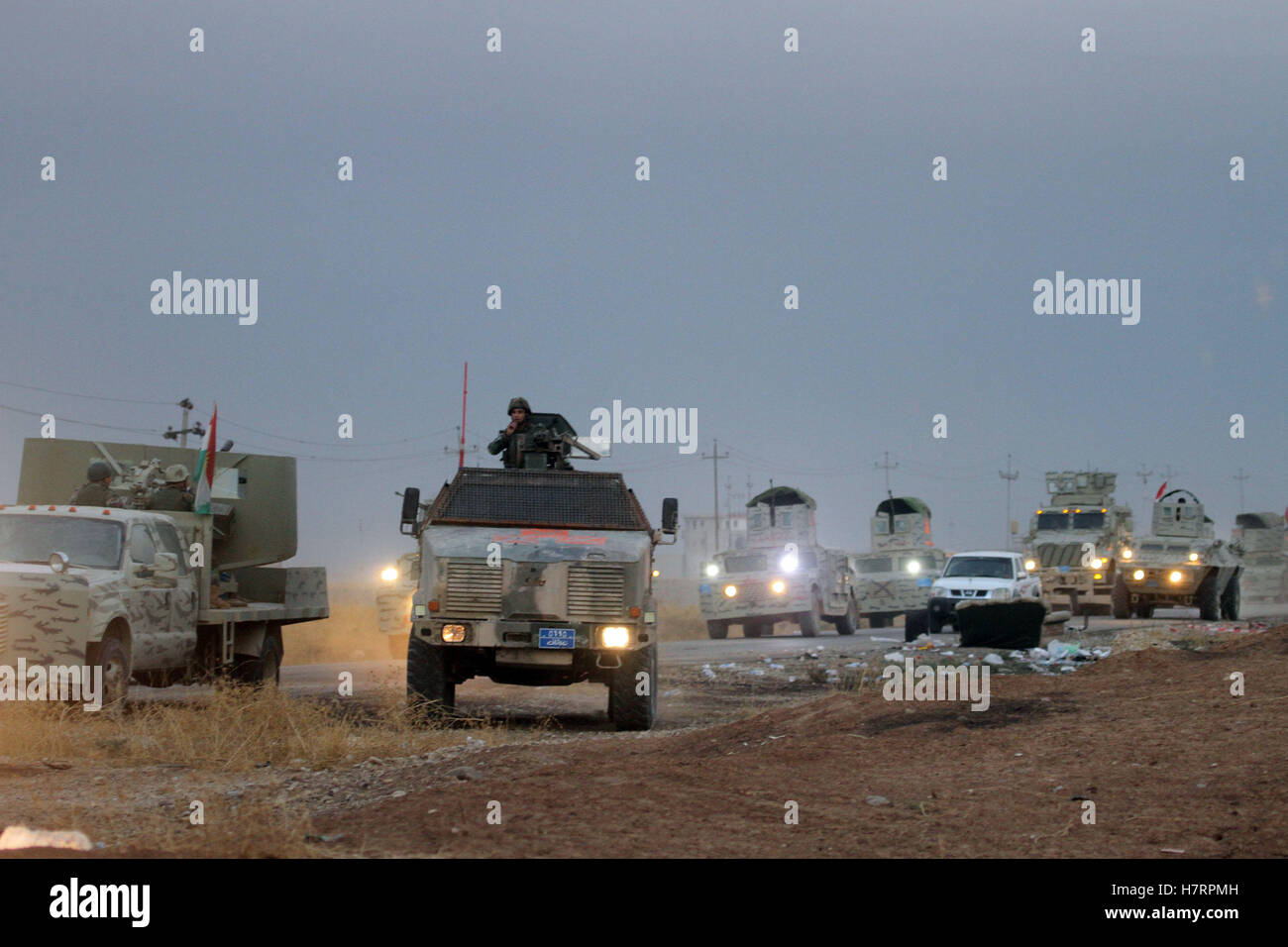 Bashiqah, Iraq. 7 Novembre, 2016. Curda le forze di sicurezza, noto come Peshmerga, assemblare al di fuori della città di Bashiqah, 30 km a nord-est di Mosul, Iraq, su nov. 7, 2016. Curda le forze di sicurezza, noto come Peshmerga, liberati lunedì una città da uno Stato islamico (SI) militanti nei pressi della città di Mosul, una sicurezza curda detta sorgente. Le forze Peshmerga, sostenuta dagli Stati Uniti Credito: Xinhua/Alamy Live News Foto Stock