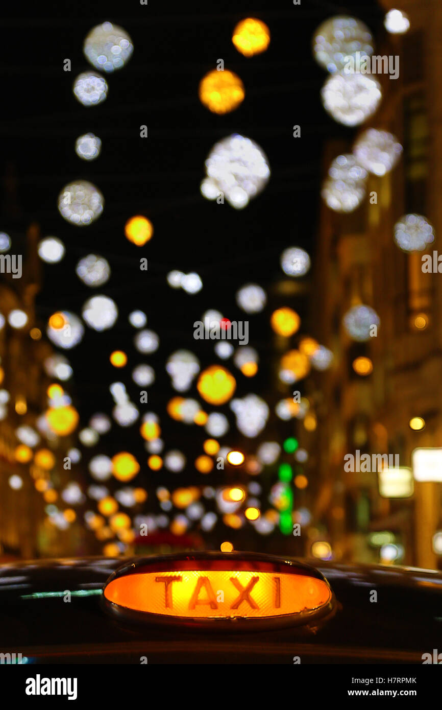 Londra, Regno Unito. Il 7 novembre 2016. Taxi a Londra con la Oxford Street decorazioni di Natale e le luci con il tema di piccole stelle in aiuto del NSPCC. Credito: Paul Brown/Alamy Live News Foto Stock
