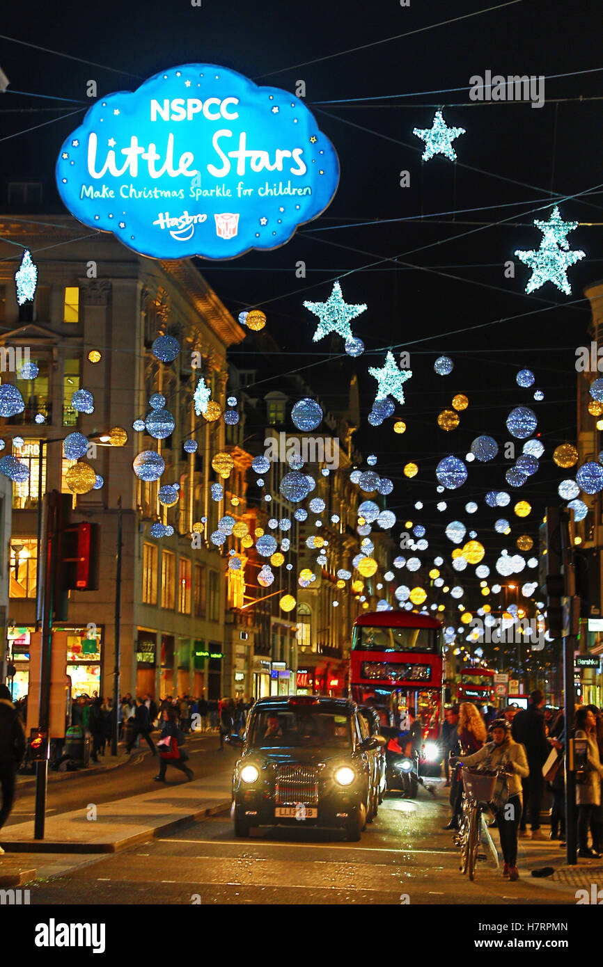 Londra, Regno Unito. Il 7 novembre 2016. Oxford Street decorazioni di Natale e le luci con il tema di piccole stelle in aiuto del NSPCC. Credito: Paul Brown/Alamy Live News Foto Stock