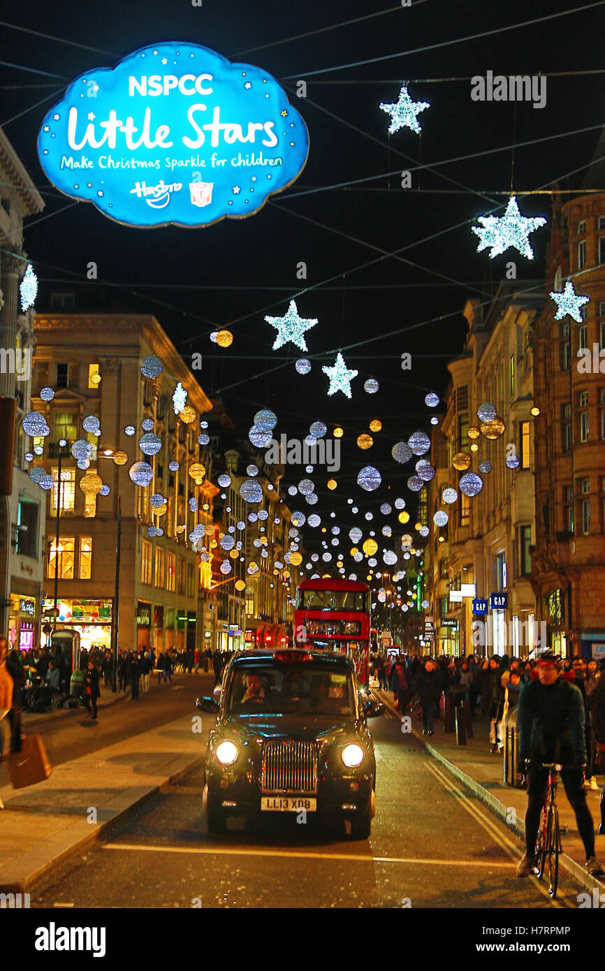 Londra, Regno Unito. Il 7 novembre 2016. Oxford Street decorazioni di Natale e le luci con il tema di piccole stelle in aiuto del NSPCC. Credito: Paul Brown/Alamy Live News Foto Stock
