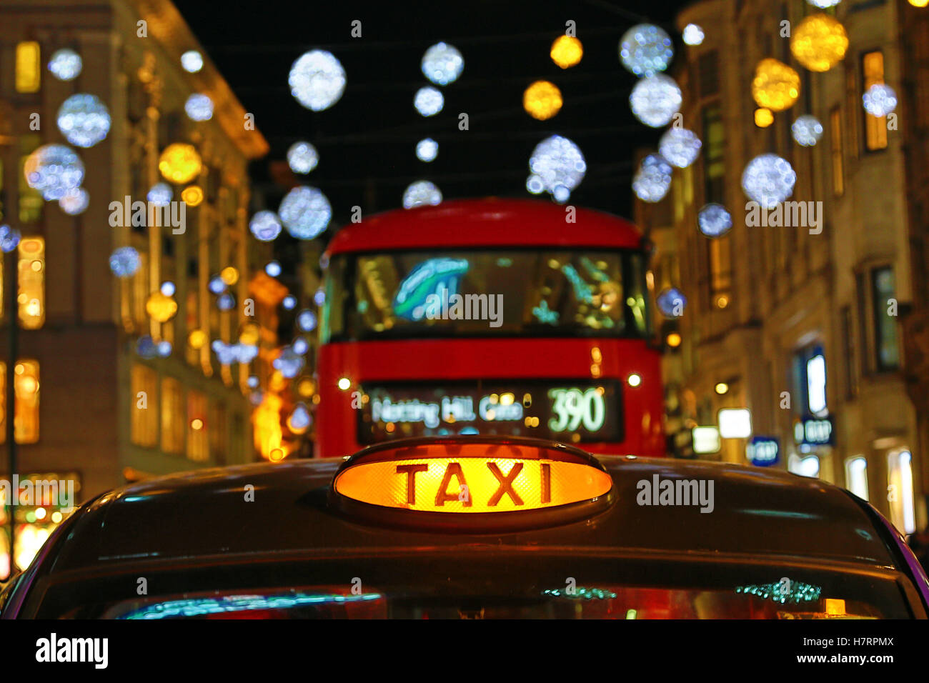 Londra, Regno Unito. Il 7 novembre 2016. Taxi a Londra con la Oxford Street decorazioni di Natale e le luci con il tema di piccole stelle in aiuto del NSPCC. Credito: Paul Brown/Alamy Live News Foto Stock