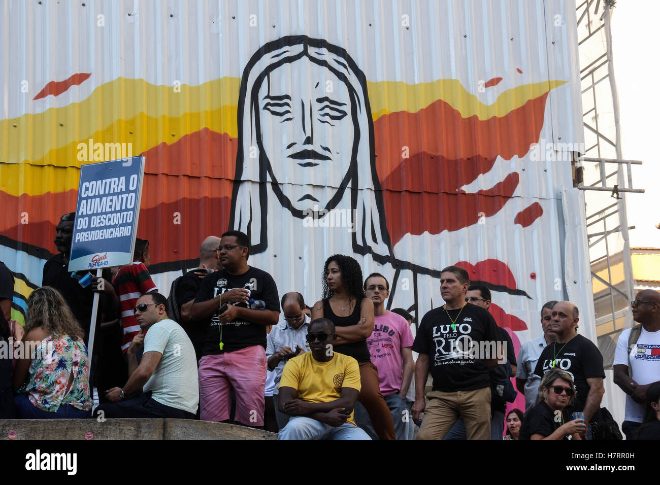 Rio de Janeiro, Brasile. 7 Novembre, 2016. Il governo dello Stato di Rio de Janeiro sta attraversando una patch ruvida che peggiorano sempre di più. La crisi finanziaria ha raggiunto livelli allarmanti e un pacchetto di tagli della spesa pubblica che includono maggiori imposte sul consumo e la tassazione degli stipendi dei funzionari dello Stato e dei pensionati che ricevono dal governo dello Stato di Rio de Janeiro. Molte categorie di stato servizio civile pianificando uno sciopero generale che potrebbe causare il caos nei servizi pubblici forniti dal governo dello Stato. Lunedì 7 novembre 2016, migliaia di civili ser Foto Stock
