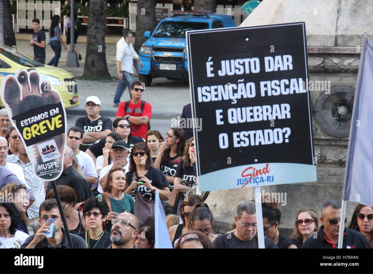 Rio de Janeiro, Brasile. 7 Novembre, 2016. Il governo dello Stato di Rio de Janeiro sta attraversando una patch ruvida che peggiorano sempre di più. La crisi finanziaria ha raggiunto livelli allarmanti e un pacchetto di tagli della spesa pubblica che includono maggiori imposte sul consumo e la tassazione degli stipendi dei funzionari dello Stato e dei pensionati che ricevono dal governo dello Stato di Rio de Janeiro. Molte categorie di stato servizio civile pianificando uno sciopero generale che potrebbe causare il caos nei servizi pubblici forniti dal governo dello Stato. Lunedì 7 novembre 2016, migliaia di civili ser Foto Stock