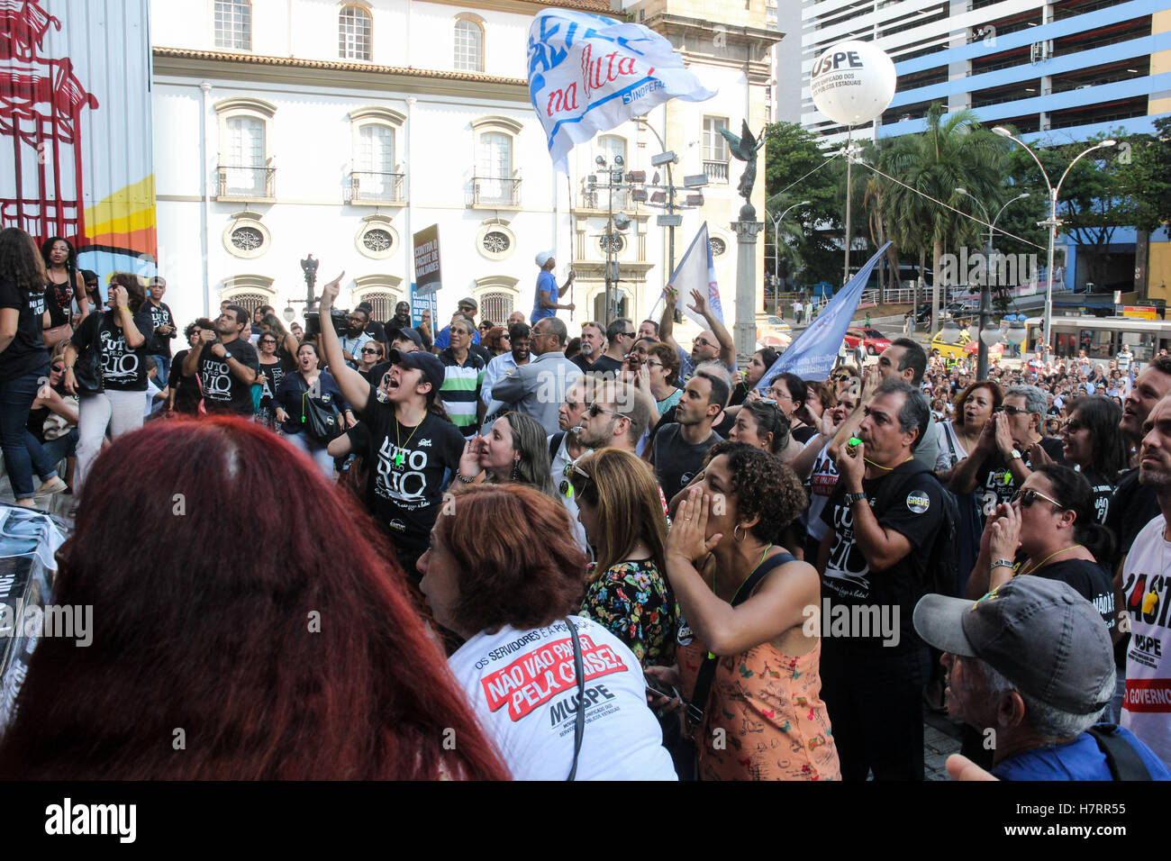Rio de Janeiro, Brasile. 7 Novembre, 2016. Il governo dello Stato di Rio de Janeiro sta attraversando una patch ruvida che peggiorano sempre di più. La crisi finanziaria ha raggiunto livelli allarmanti e un pacchetto di tagli della spesa pubblica che includono maggiori imposte sul consumo e la tassazione degli stipendi dei funzionari dello Stato e dei pensionati che ricevono dal governo dello Stato di Rio de Janeiro. Molte categorie di stato servizio civile pianificando uno sciopero generale che potrebbe causare il caos nei servizi pubblici forniti dal governo dello Stato. Lunedì 7 novembre 2016, migliaia di civili ser Foto Stock
