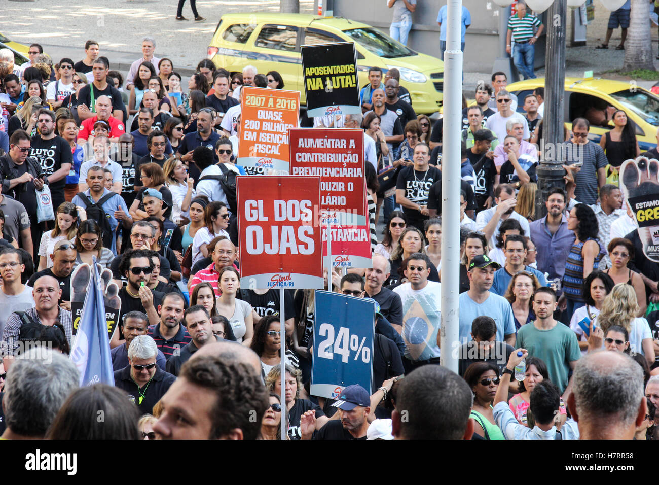 Rio de Janeiro, Brasile. 7 Novembre, 2016. Il governo dello Stato di Rio de Janeiro sta attraversando una patch ruvida che peggiorano sempre di più. La crisi finanziaria ha raggiunto livelli allarmanti e un pacchetto di tagli della spesa pubblica che includono maggiori imposte sul consumo e la tassazione degli stipendi dei funzionari dello Stato e dei pensionati che ricevono dal governo dello Stato di Rio de Janeiro. Molte categorie di stato servizio civile pianificando uno sciopero generale che potrebbe causare il caos nei servizi pubblici forniti dal governo dello Stato. Lunedì 7 novembre 2016, migliaia di civili ser Foto Stock