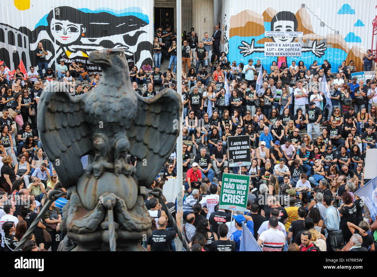 Rio de Janeiro, Brasile. 7 Novembre, 2016. Il governo dello Stato di Rio de Janeiro sta attraversando una patch ruvida che peggiorano sempre di più. La crisi finanziaria ha raggiunto livelli allarmanti e un pacchetto di tagli della spesa pubblica che includono maggiori imposte sul consumo e la tassazione degli stipendi dei funzionari dello Stato e dei pensionati che ricevono dal governo dello Stato di Rio de Janeiro. Molte categorie di stato servizio civile pianificando uno sciopero generale che potrebbe causare il caos nei servizi pubblici forniti dal governo dello Stato. Lunedì 7 novembre 2016, migliaia di civili ser Foto Stock