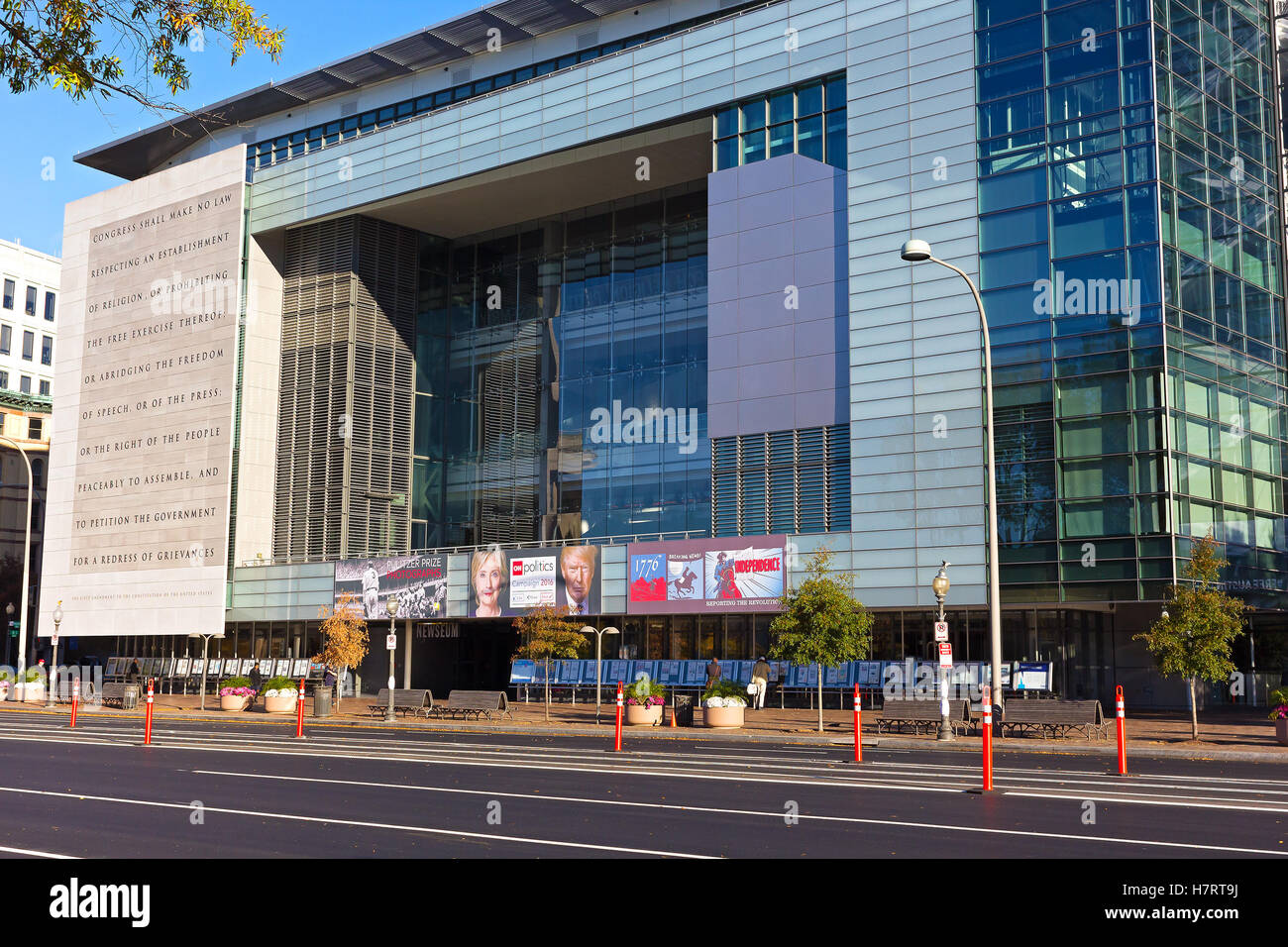 WASHINGTON DC, Stati Uniti d'America - 7 Novembre 2016: Newseum edificio sulla Pennsylvania Avenue prima del giorno delle elezioni il 7 novembre 2016 a Washington DC. Foto Stock
