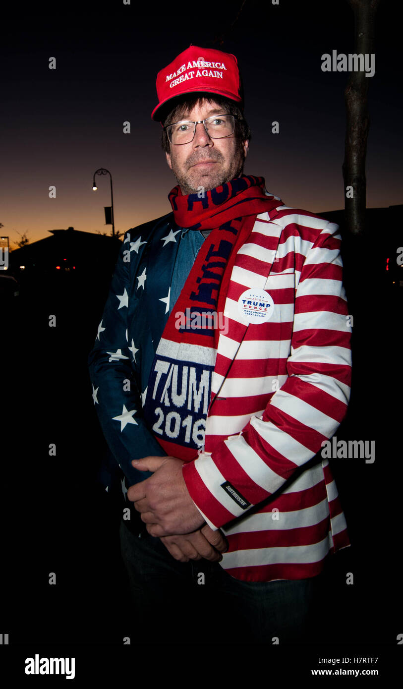 Manchester, New Hampshire, Stati Uniti d'America. 7 Nov, 2016. Giovanni di soffianti 51, di Saratoga, N.Y., USA., al di fuori di un Donald Trump nel rally di Manchester, N.H. Credito: Andrew Cline/Alamy Live News Foto Stock