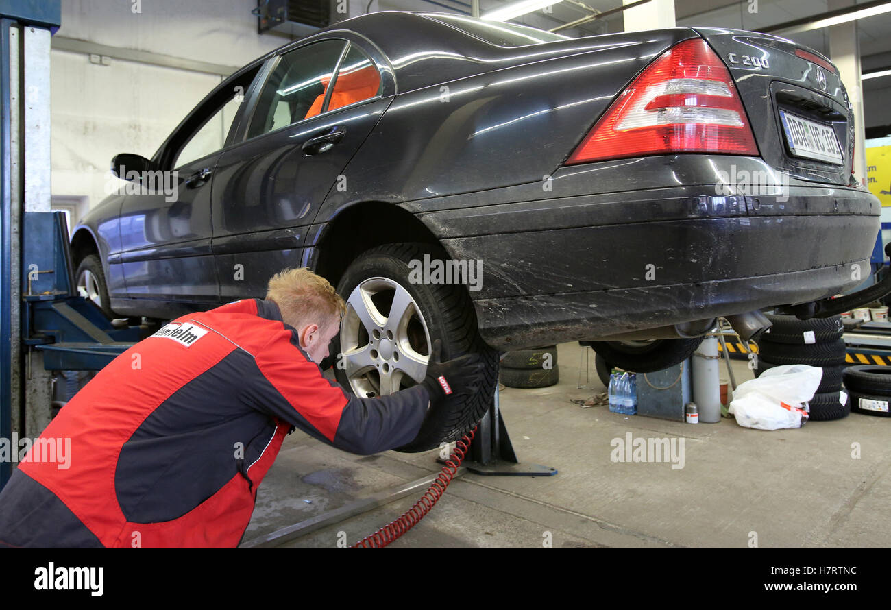 Rostock, Germania. 7 Nov, 2016. Marc Karnatz scambiare i pneumatici estivi per gli pneumatici invernali presso la macchina di un cliente in officina di Reifen timone a Rostock, Germania, 7 novembre 2016. L'annunciato di inizio inverno risultati in pieno le calandre per workshop cambiare i pneumatici estivi e da neve, ritardi devono essere previsto. Foto: BERND WUESTNECK/dpa/Alamy Live News Foto Stock
