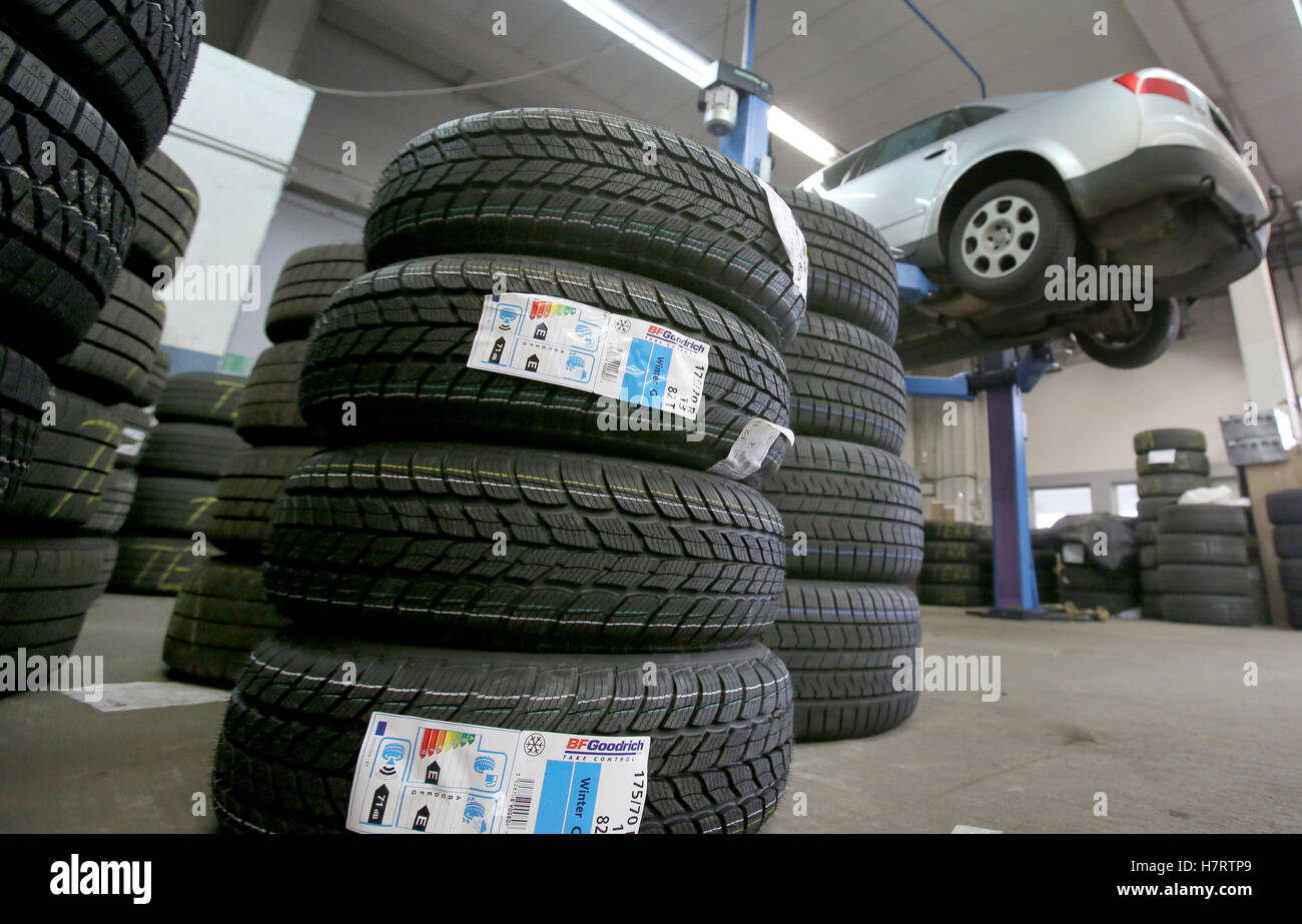 Rostock, Germania. 7 Nov, 2016. Gli pneumatici invernali sono impilate in modo da essere montata al workshop di Reifen timone a Rostock, Germania, 7 novembre 2016. L'annunciato di inizio inverno risultati in pieno le calandre per workshop cambiare i pneumatici estivi e da neve, ritardi devono essere previsto. Foto: BERND WUESTNECK/dpa/Alamy Live News Foto Stock