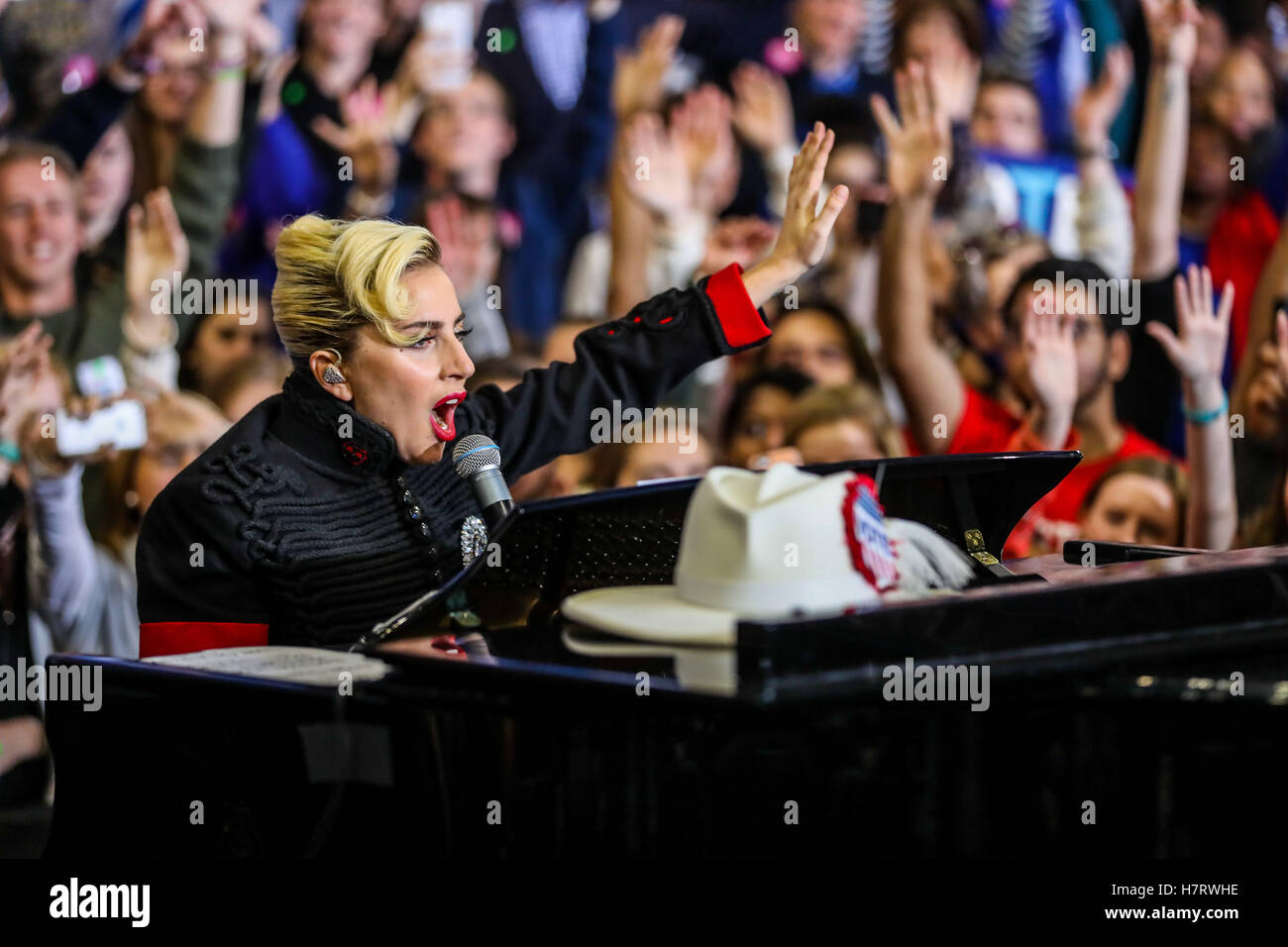 Raleigh, North Carolina, Stati Uniti d'America. 7 Nov, 2016. Gli artisti di musica di Lady Gaga e Jon Bon Jovi campagna per Hillary Clinton a Reynolds Coliseum in Raleigh, North Carolina. In caso di elezione Hillary Clinton ha tenuto la sua ultima nel rally di swing stato della Carolina del Nord. Credito: Andy Martin Jr./ZUMA filo/Alamy Live News Foto Stock