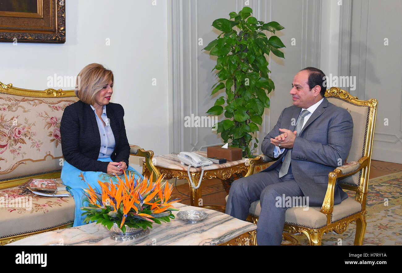 Il Cairo, Egitto. 8 Novembre, 2016. Il Presidente egiziano Abdel Fattah al-Sisi si incontra con la sig.ra Moushira Khattab Egitto candidato per il posto di direttore generale dell'UNESCO, al Cairo, in Egitto, il 8 novembre 2016 © Il presidente Egiziano Ufficio APA/images/ZUMA filo/Alamy Live News Foto Stock