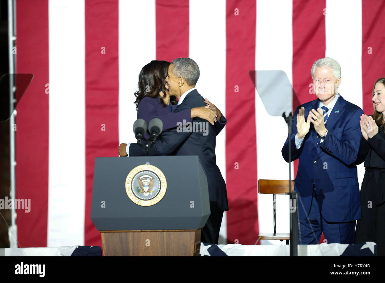 Philadelphia, Stati Uniti d'America. 07 Nov, 2016. Il presidente Barack Obama e la First Lady Michelle Obama sul palco durante il Rally GOTV sull indipendenza Mall con Hillary Clinton a Philadelphia, PA su 11/7/2016 Credito: la foto di accesso/Alamy Live News Foto Stock