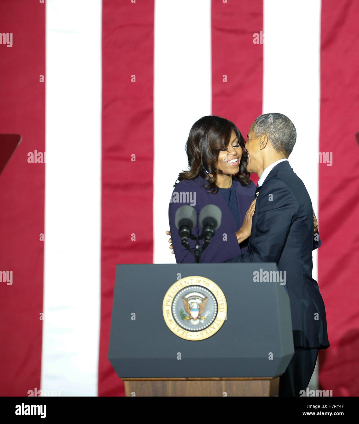 Philadelphia, Stati Uniti d'America. 07 Nov, 2016. Il presidente Barack Obama e la First Lady Michelle Obama sul palco durante il Rally GOTV sull indipendenza Mall con Hillary Clinton a Philadelphia, PA su 11/7/2016 Credito: la foto di accesso/Alamy Live News Foto Stock
