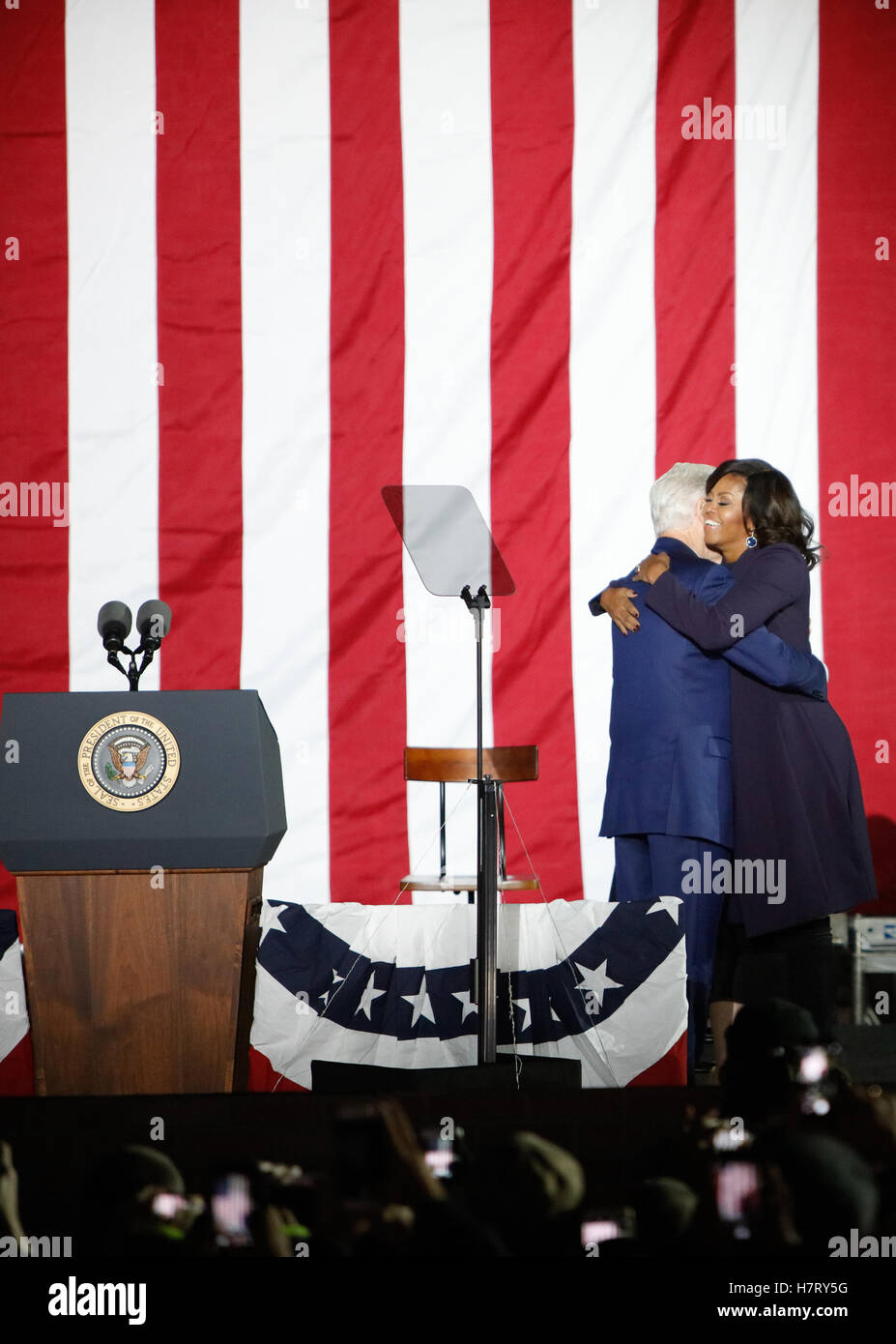 Philadelphia, Stati Uniti d'America. 07 Nov, 2016. E Bill Clinton Celsea introdurre la First Lady Michelle Obama parla durante il Rally GOTV sull indipendenza Mall con Hillary Clinton a Philadelphia, PA su 11/7/2016 Credito: la foto di accesso/Alamy Live News Foto Stock
